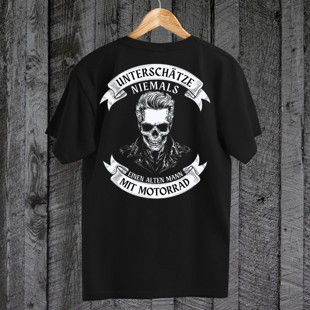 Unterschätze niemals einen alten Mann mit Motorrad - T-Shirt (Backprint)