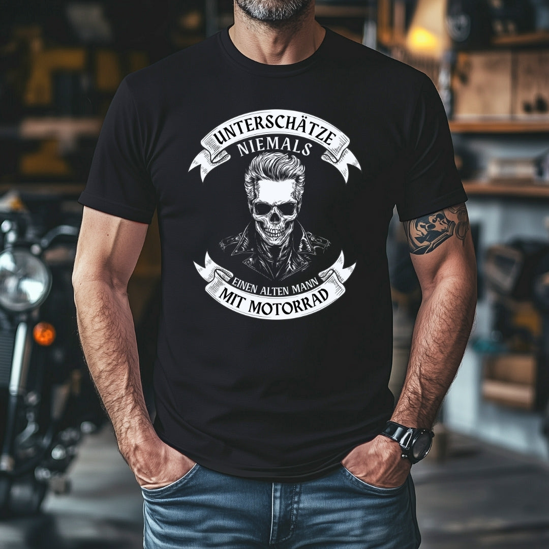 Unterschätze niemals einen alten Mann mit Motorrad  - T- Shirt